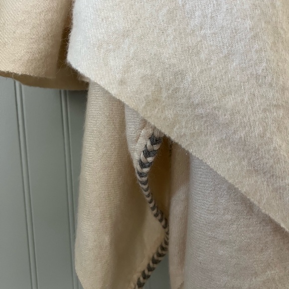 100% Baby Alpaca Crate and Barrel Throw Blanket - Picture 4 of 9